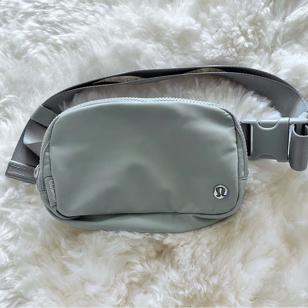 💗 NWOT Lululemon Everywhere Belt Bag - Silver Drop 💗